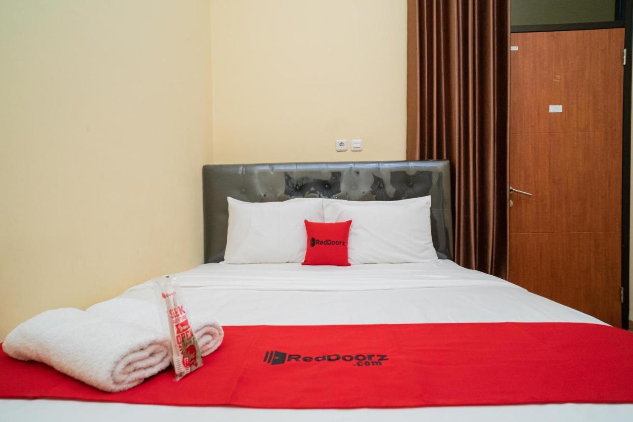 Reddoorz Syariah Near Jembatan Merah Plaza Krembangan Esterno foto