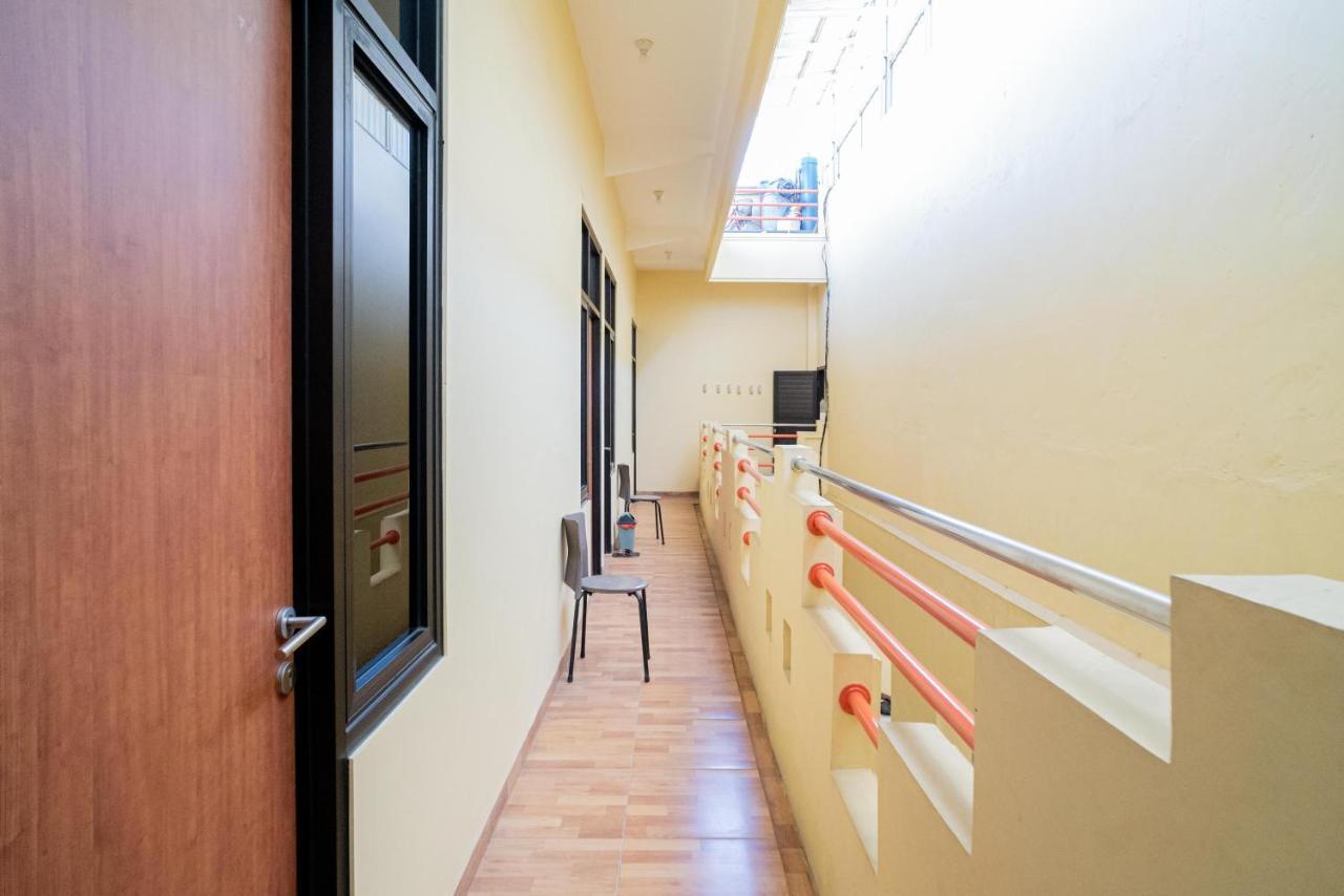 Reddoorz Syariah Near Jembatan Merah Plaza Krembangan Esterno foto