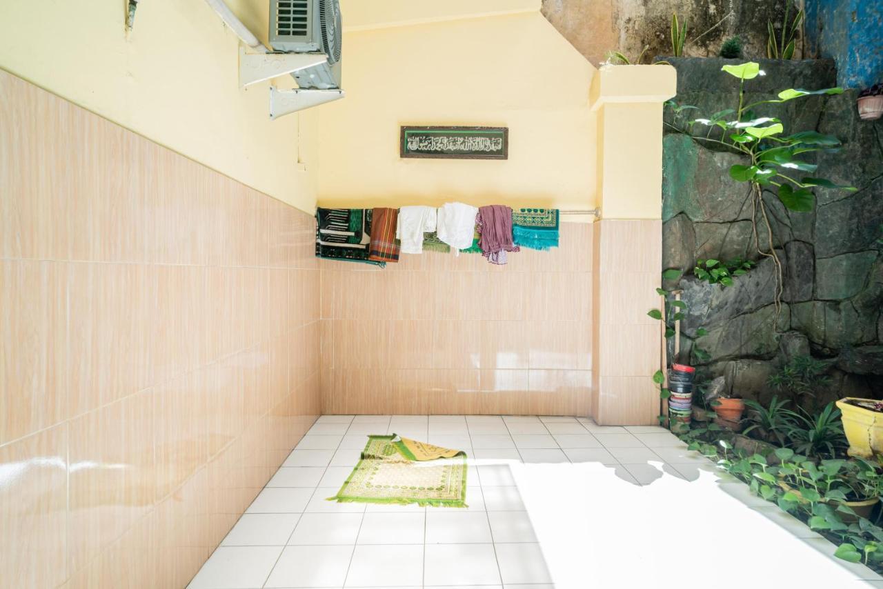Reddoorz Syariah Near Jembatan Merah Plaza Krembangan Esterno foto