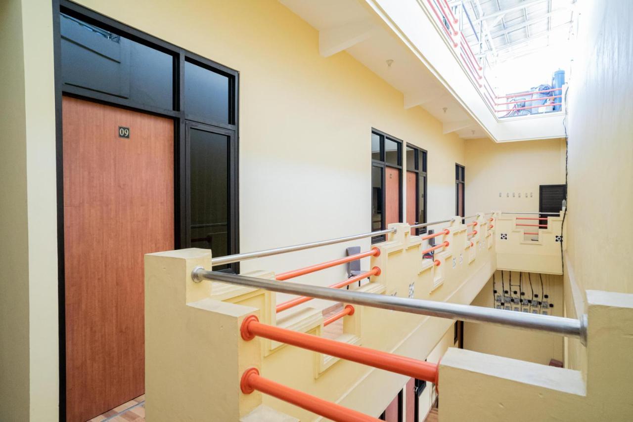 Reddoorz Syariah Near Jembatan Merah Plaza Krembangan Esterno foto